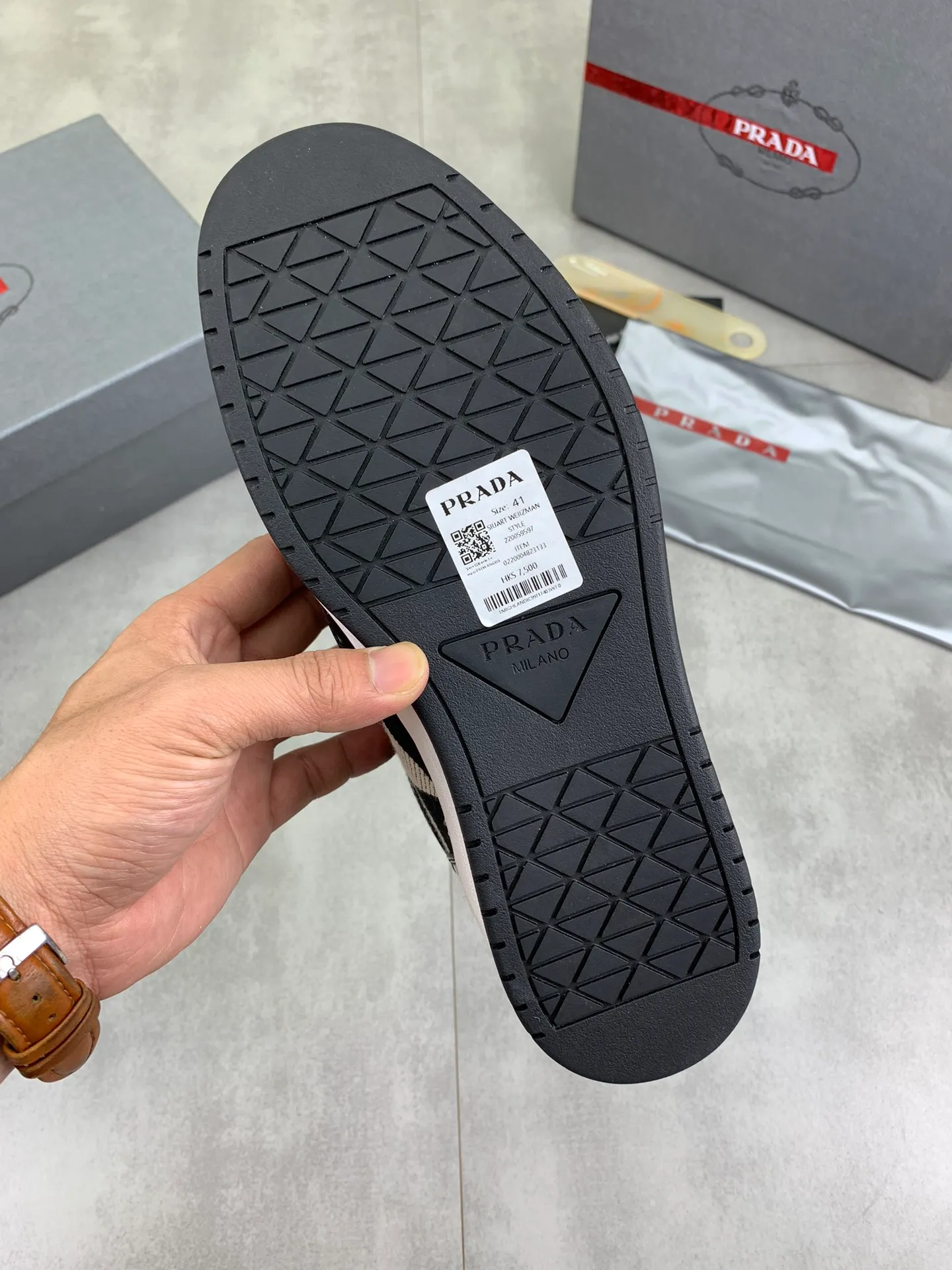 Men's shoes 💰P620 new model (high version) The new PRADA (Prada) high-top counter has launched the classic model at the same time. The new men's shoes and 😘fabrics are selected from the original imported calfskin. First layer of imported cowhide lining. The original version is awesome! 👍🏿Original open-molded non-slip PU outsole, with exquisite lines, simple and elegant, super comfortable and classy on foot, suitable for leisure travel. Code number:38-45
